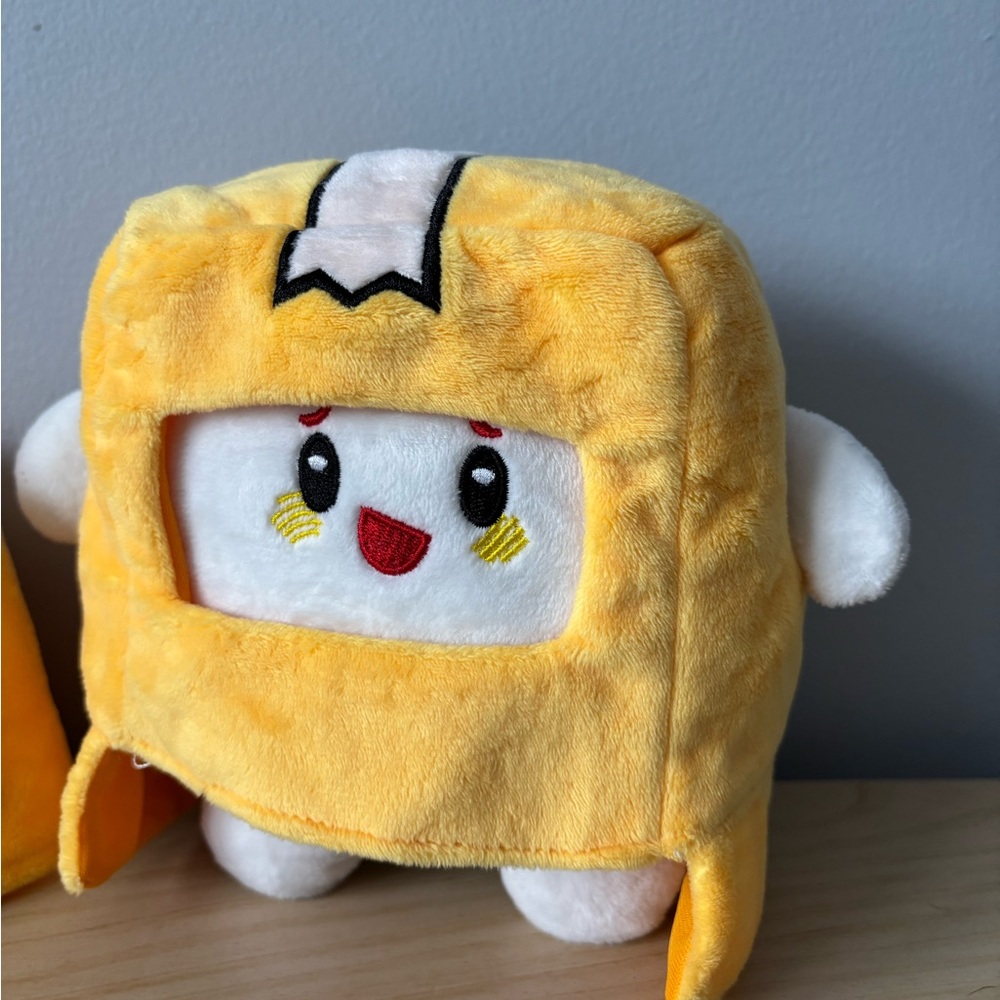 Lanky Box White Plush with 2 Removable Hats - Picture 3 of 10